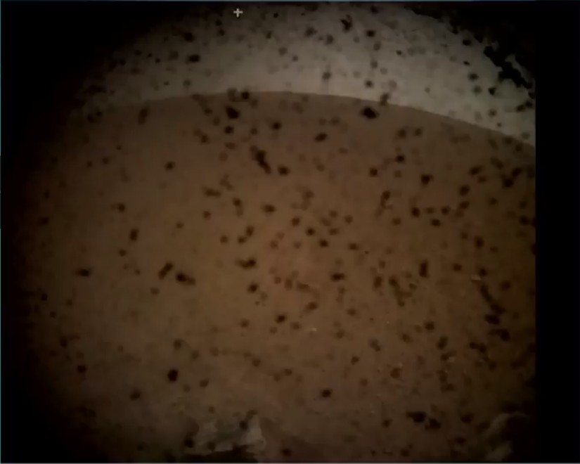InSight'ın Başarılı İnişinden Sonra Gelen İlk Mars Fotoğrafı