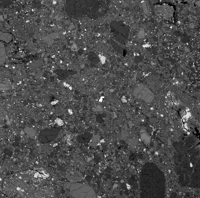 Mars meteoriti NWA 7034'ün taramalı elektron mikroskobundaki görüntüsü-jeologlara-Mars'ın yüzeyinden toplanmış kaya ve mineral parçalarından oluşmuş regolit köşeli yığışımı gösteriyor.