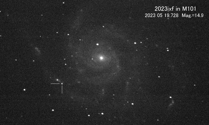 M101'in süpernovayı keşfeden Koichi Itagaki tarafından çekilmiş fotoğrafı. Görüntünün çekildiği sırada parlaklığı henüz 14.9 kadir olan SN 2023ixf, beyaz çizgiler ile işaretlenmiştir.