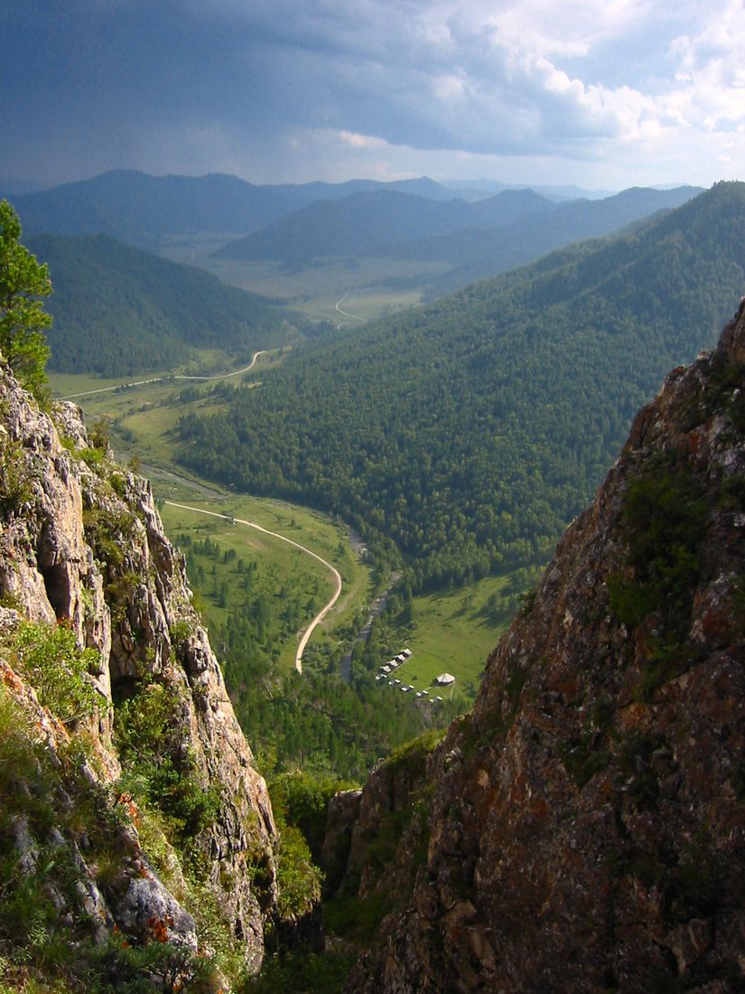 Rusya'daki Denisova Mağarası arkeolojik sit alanı üzerinden vadinin görünümü