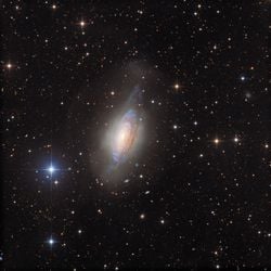 NGC 3521: Baloncuk İçindeki Galaksi