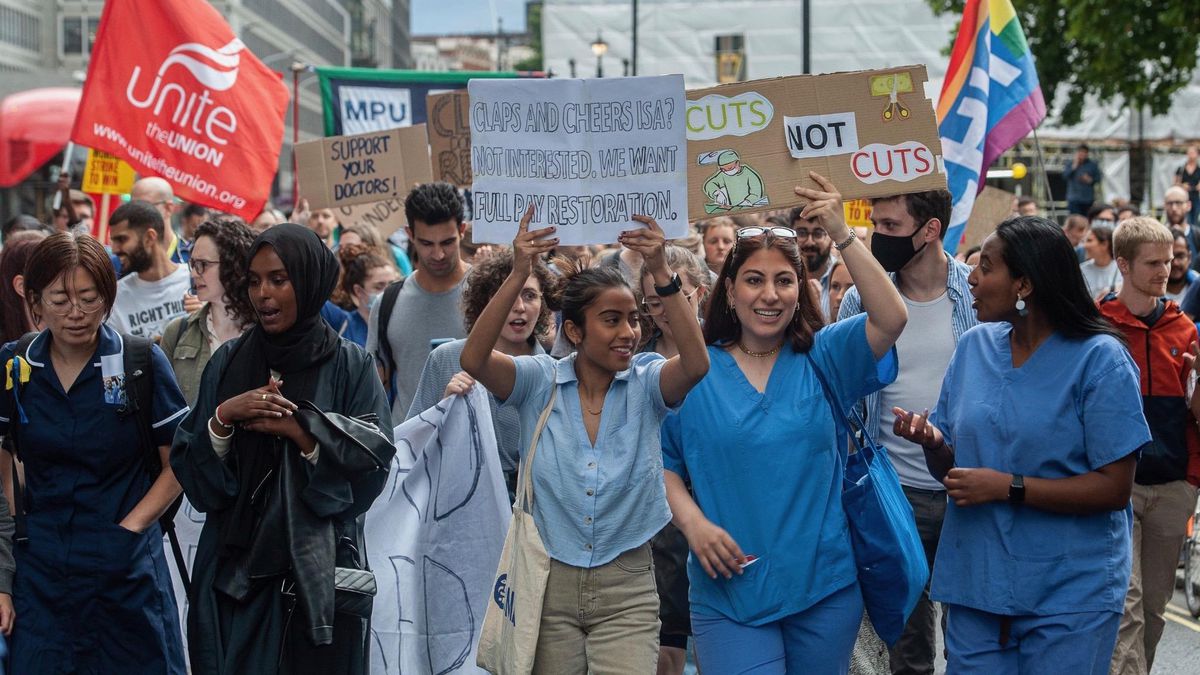 Indian doctors protest against violence after the tragic death of a colleague