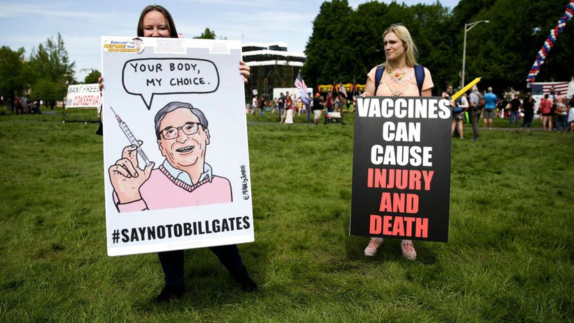 Washington eyaletinde ellerinde aşı-karşıtı pankartları tutan insanlar, 13 Mayıs 2020'de çekildi (Kaynak: Jason Redmond / AFP)