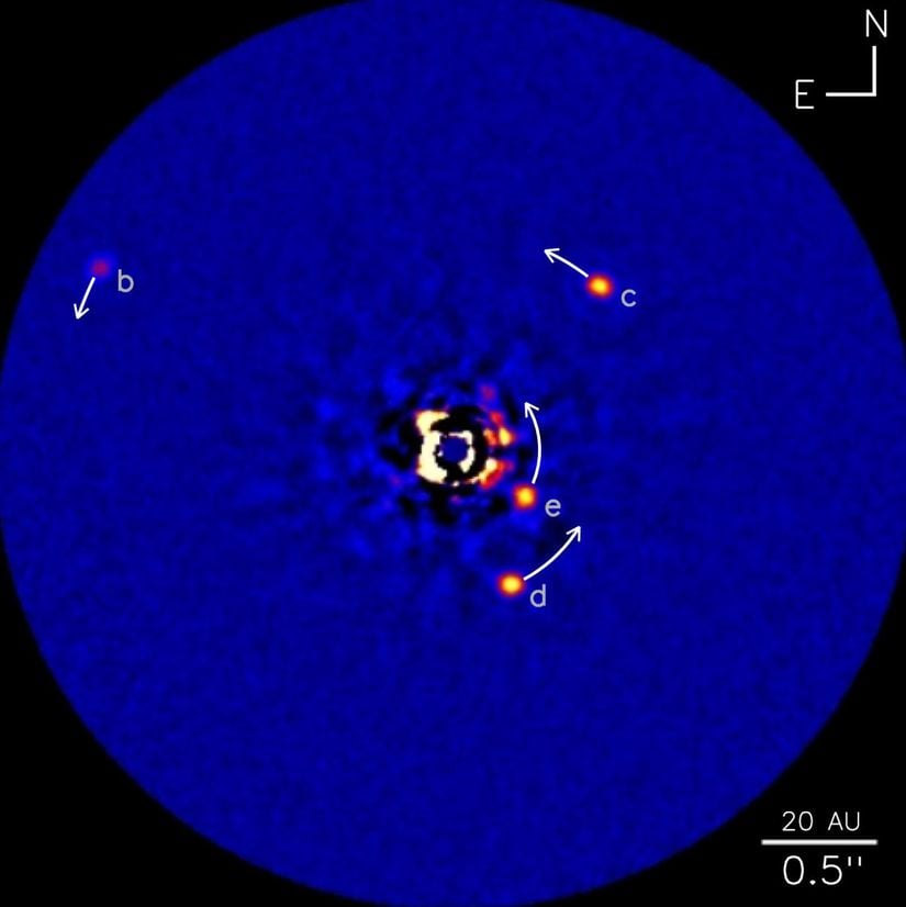 HR 8799 yıldızının yörüngesinde dolanan ve doğrudan görüntülenen HR 8799b, c, d ve e ötegezegenleri