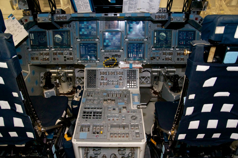 NASA'nın Uzay Aracı Maket Tesisi'ndeki CCT-2 (Mürettebat Kompartımanı Eğitmeni) uzay mekiği kokpit maketi. Ortadaki konsol Atlantis'in komutanı ve pilotunun Columbia ile buluşma sırasında kullanacakları konum ve öteleme kontrollerinin çoğunu içeriyor.