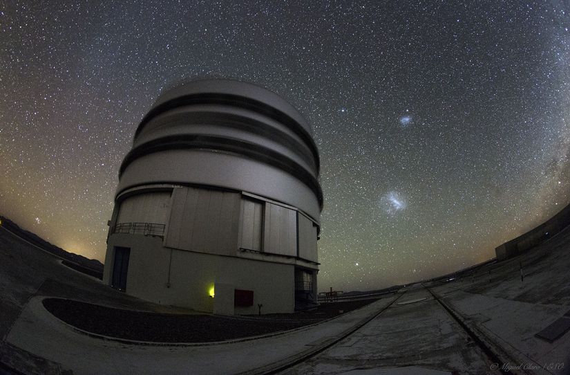Çok Büyük Teleskop'un parçalarından birisi. Gökyüzünde Küçük ve Büyük Macellan Bulutları gözükmekte.