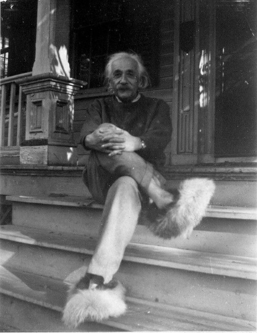 Evet, yanlış görmüyorsunuz! O kişi Dünyaca ünlü fizikçi Albert Einstein ve o ayaklarındakiler de &quot;pofuduk terlikleri&quot;... Princeton Üniversitesi Tarih Cemiyeti tarafından sergilenen bu fotoğrafta Einstein, Bainbridge Evi olarak bilinen, Princeton'da yer alan evinin önünde, merdivenlerde oturarak poz veriyor. Fotoğrafla ilgili ne yazık ki çok fazla detay yok. Ancak tek bir kare, adeta &quot;bizden biri&quot;ni anlatıyor.