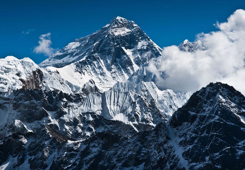 Everest Dağı 8.849 metre yüksekliğinde olup, deniz seviyesi üzerinde bulunan dağların en yükseğidir.