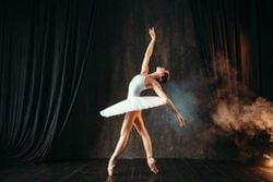 Bir balerin fuet üzerinde dönerken neden başı dönmez?