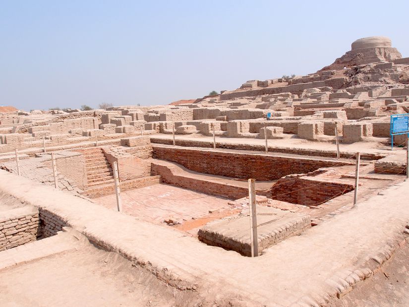 Pakistan'ın Sindh eyaleti, Mohenjo -daro'nun kazılan kalıntıları , ön planda Büyük Hamamı gösteriyor