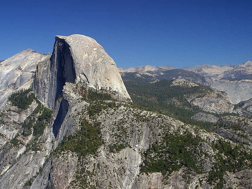 ABD'nin Kaliforniya eyaletindeki bir ulusal parkta bulunan bu batolit kayaçlar plütonik kayaçlara örnek verilebilir.