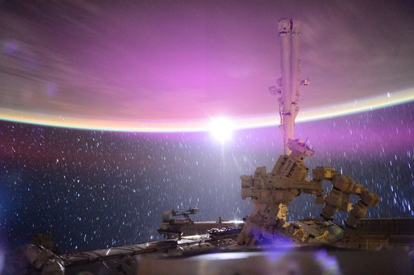 Astronot Scott Kelly Uluslararası Uzay İstasyonu'ndan Ay'ın doğuşunu fotoğrafladı. Pozlama süresi 9.5 saniye, diyafram açıklığı f/1.4, ISO 8000.