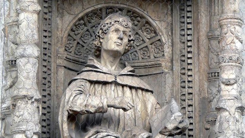 Santa Maria Maggiore Katedrali önyüzünde bulunan, sol elinde Naturalis Historia eseri ile birlikte Plinius heykeli