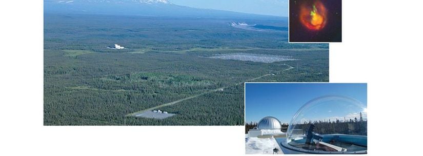 İyonosferin Isıtılması ve Gözlemlenmesi. Alaska’daki (sol üstteki binalar) Yüksek-Frekans Aktif Auroral Araştırma Programı operasyon merkezinde bulunan jeneratörler sağda bulunan büyük anten dizinine güç besler. Bu anten dizini sırayla iyonosfer ile etkileşime giren radyo dalgaları yayınlar. Anten dizisinin aşağısında bulunan sığınaklar, oluşan uyarımları gözlemlemek için optik aletler barındırır. Bu aletlerden bir tanesi, alt kısımdaki şeffaf kubbeden görülebilir (Arka plan fotoğrafı A. Lee Snyder; ek fotoğraf Robert Esposito). Üst kısımdaki (Jeffrey Holmes’ın izniyle) kırmızı ve yeşil bölgeler iyonosferik ısınma tarafından uyarılan oksijen atomlarının daha düşük enerji durumlarına gevşediği iyonosfer bölgelerini gösterir. HAARP dağının arkasında Drum dağı yükseliyor.