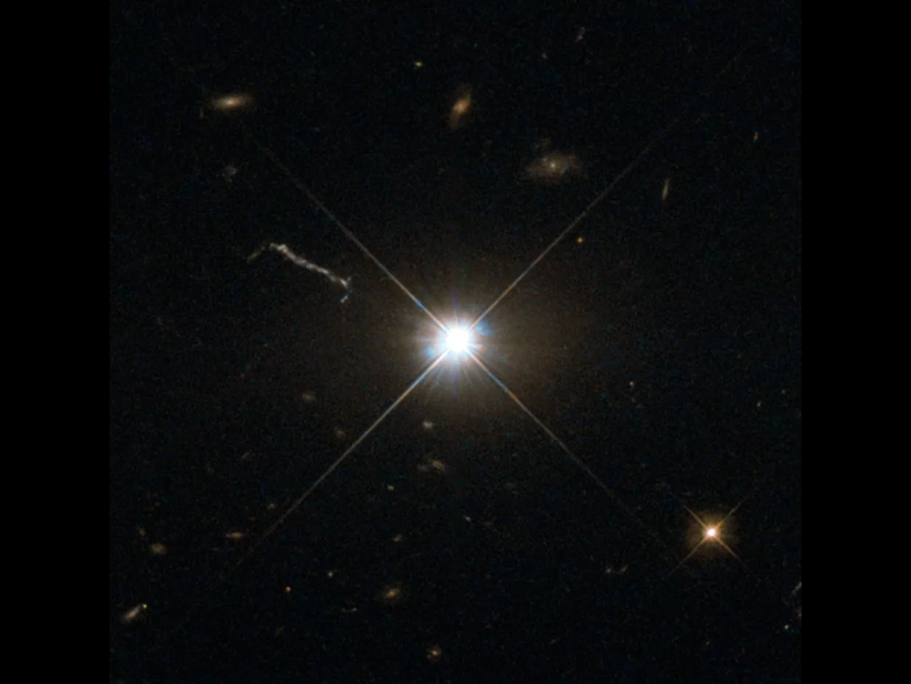 3C 273 kuasarı, bize yaklaşık 2,5 milyar yıl uzakta olmasına rağmen oldukça parlaktır.