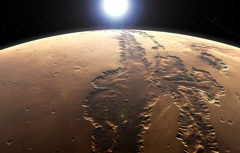 Mars'taki "Valles Marineris" vadi sistemi, toplamda 4000 kilometre uzunluktadır ve yer yer genişliği 200 kilometreye ulaşmaktadır. Bir diğer deyişle, eğer ki bu vadi Dünya üzerinde olsaydı, bir ucu Viyana/Avusturya'da, diğer ucu Farah/Afganistan'da bulunur ve bu mesafede Macaristan, Sırbistan, Romanya, Bulgaristan, Türkiye ve İran'ı boydan boya yarardı. Bu, söz konusu vadinin gezegenimizin yüzde 20'si boyunca uzanması demektir.