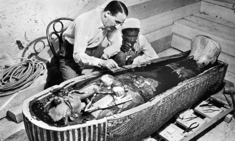 İngiliz arkeolog Howard Carter ve Mısırlı asistanı Krallar Vadisinde (Luxor, Mısır) firavun Tutankhamun'un lahitini inceliyorlar.
