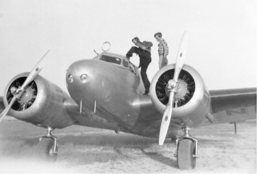 Amelia Earhart ve Fred Noonan, 2 Haziran 1937'de San Juan, Porto Riko'da Electra'ya binerken.