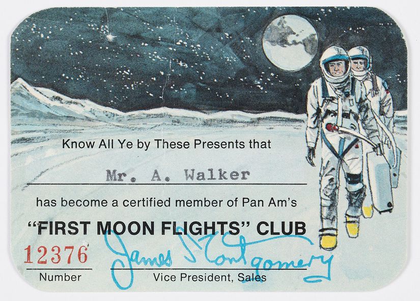 "First Moon Flights Club" üyelik kartları.