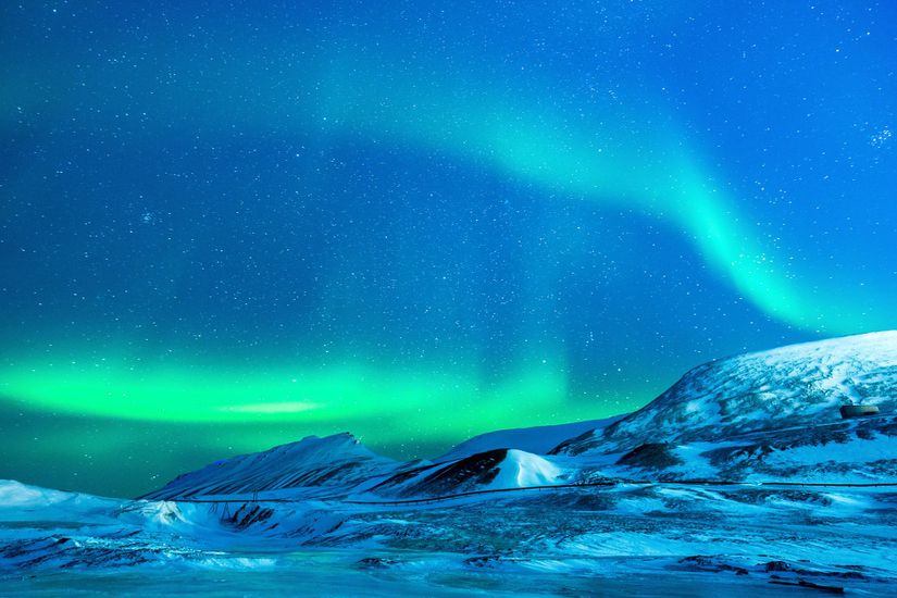 Kuzey ışıkları; Aurora Borealis, Güneş'ten gelen parçacıkların atmosferdeki oksijen molekülleri ile çarpışması sonucunda oluşan soluk yeşil ışıklar.