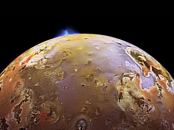 New Horizons Uzay Aracının çekmiş olduğu Jüpiterin uydusu Io da volkan patlaması