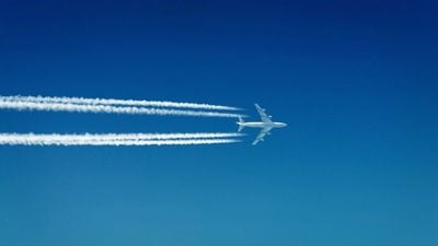 Uçakların Arkasında Bıraktığı Beyaz İz Nedir, Neden Oluşur? Uçak Yoğunlaşma İzleri (Kontrail) Küresel Isınmayı Tetikliyor Olabilir mi?