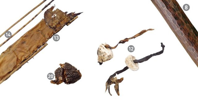 Ötzi' nin gereçleri(soldan sağa): Taş bıçak, oklar ve yaylar, ok kılıfı, mantar kavı, huş mantarı, huş kabuğu