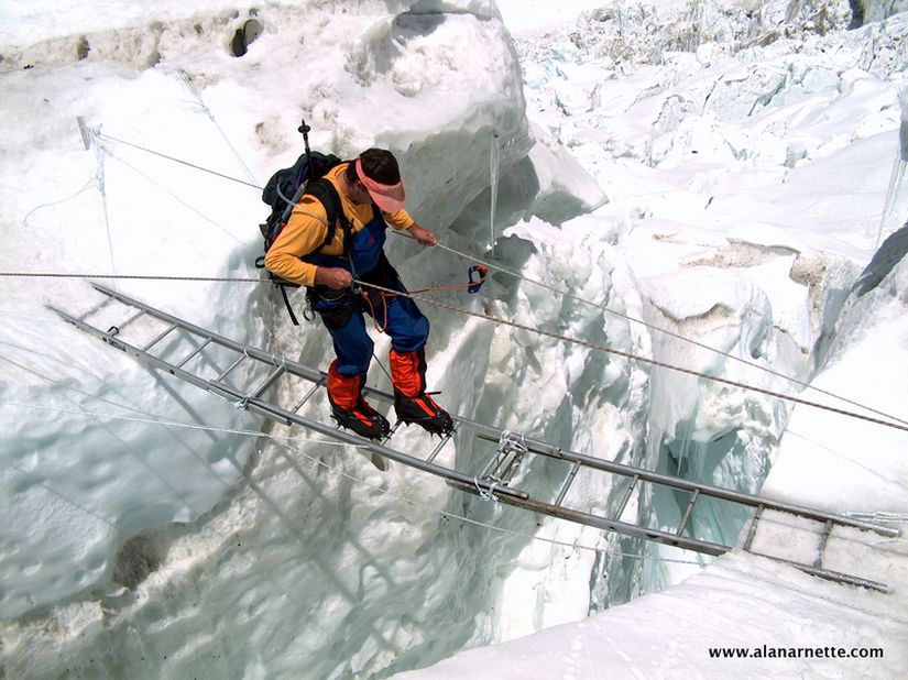 Khumbu Buz Şelalesi'nde bir yarığı geçmek çok tehlikeli olabilir.
