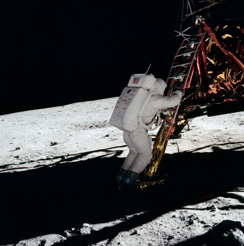 Görsel 3: Astronot Buzz Aldrin, Ay Modülüne tutunurken