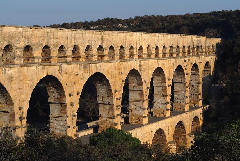 Görsel 1: Güney Fransa’da Gardon nehrinden geçen Pont du Gard adlı su kemeri