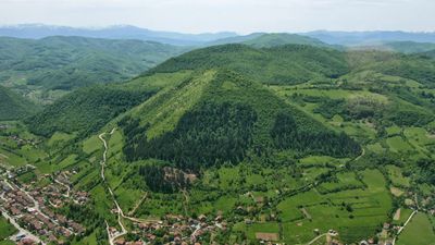 Bosna Piramitleri: Doğal Oluşumlu Dağlar mı, Gizemli Kalmış İnsan Yapıları mı?