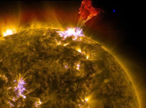 Güneş sürekli olarak milyonlarca ton kütleyi enerjiye dönüştürür.