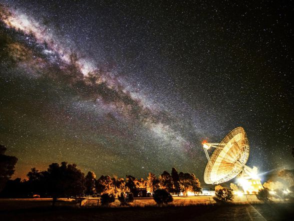 Fotoğrafta, Samanyolu Galaksisi'nin Avusturalya'da bulunan Parkes Gözlemevi'ndeki 64 metrelik çapa sahip radyo teleskobunun alıcısıyla hizaya geldiği bir an görülüyor.