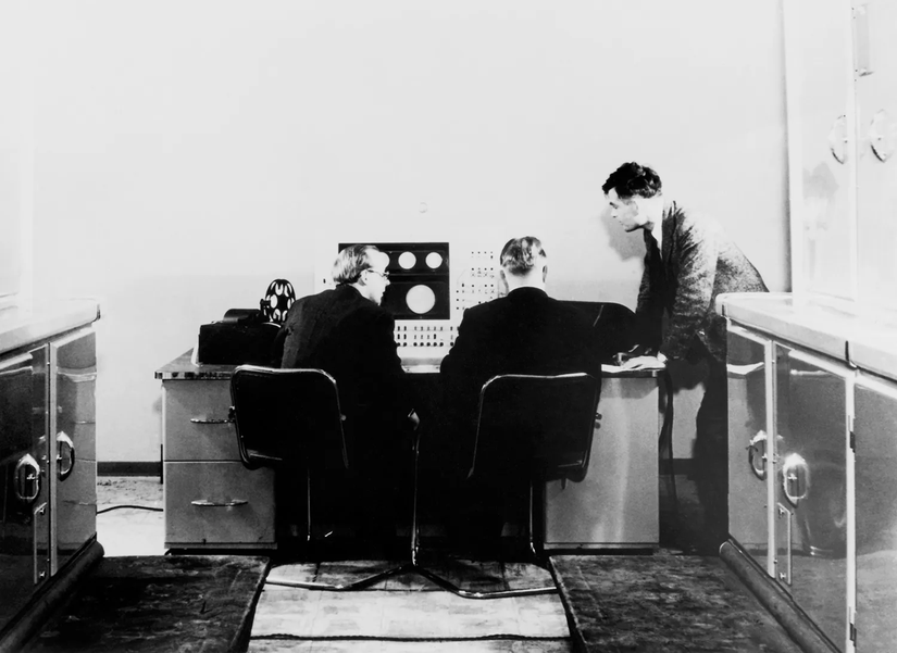 Alan Turing ve ekip arkadaşları Ferranti Mark 1 Bilgisayarı üzerinde çalışırken (1951).