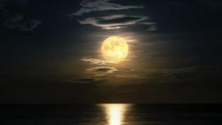 Ayın bazen sarı, bazen beyaz ışık yansıtmasının sebebi nedir?