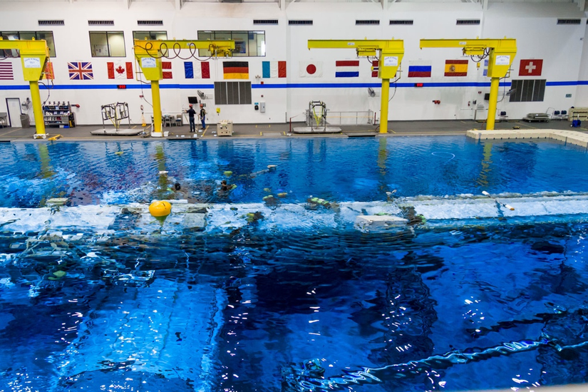 Test direktörü kontrol odalarından birinden NASA'nın Nötr Yüzdürme Laboratuvarı havuzuna bakış.