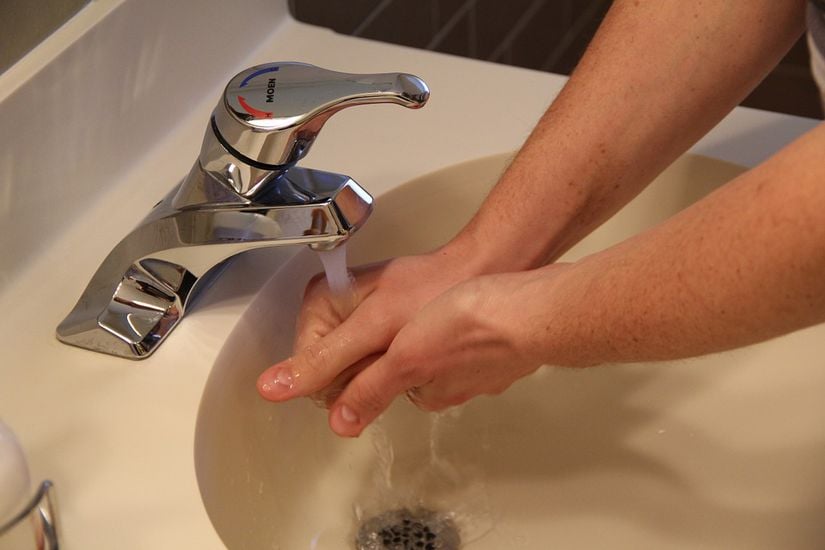 OKB'li bir birey, örneğin, ellerini sürekli yıkamak dürtüsüne engel olamayabilir.