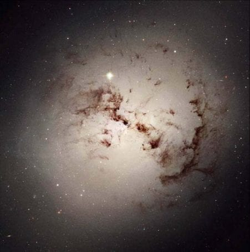 NGC 1316 eliptik galaksisi. Görsel: NASA, Hubble