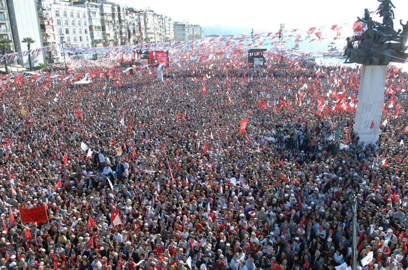 Bir partinin İzmir'de yaptığı bir mitingden (11 Nisan 2015)... Çevresel kısıtlar nedeniyle bir kaos anında kaçılabilecek çok az yer bulunduğuna dikkat ediniz.