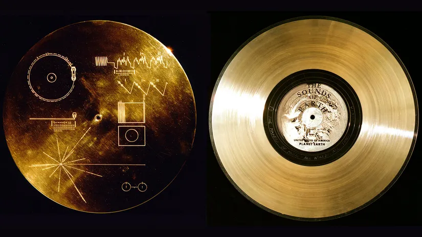 Bu plak, 1977 yılında Voyager aracıyla gönderilen “Dünya’nın Sesleri” isimli plaktır. Plak içerisinde Dünya’daki biyolojik ve kültürel çeşitliliğe ait veriler vardır. Amaç, uzay dışı yaşamla karşılaşma ihtimaline karşı onlara Voyager sayesinde bilgi iletebilmektir. Voyager 1’in belirli bir hedefi yoktur; ancak an itibariyle, saatte 63.000 kilometre hızla bizden uzaklaşmaktadır. Şu anda, Güneş’ten 21.2 milyar kilometre uzaktadır. Yaklaşık 40.000 yıl sonra, Gliese 445 isimli yıldızın 1.6 ışık yılı yakınından geçecektir.