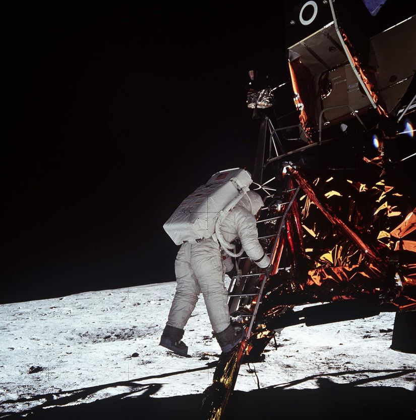 Edwin "Buzz" Aldrin'in Ay yüzeyine inişi. Fotoğraf, 70 milimetrelik bir kamera ile Neil Armstrong tarafından çekildi.