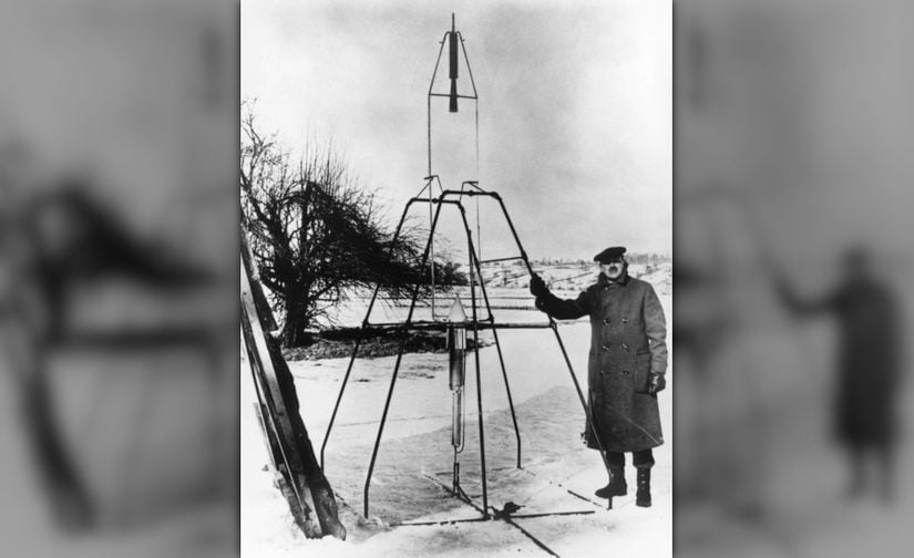 Robert Goddard, 16 Mart 1926’daki fırlatmadan önce ilk sıvı yakıtlı roketinin yanında.