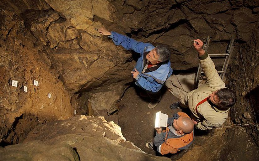 Denisovan Mağarası'ndaki araştırıcılar.