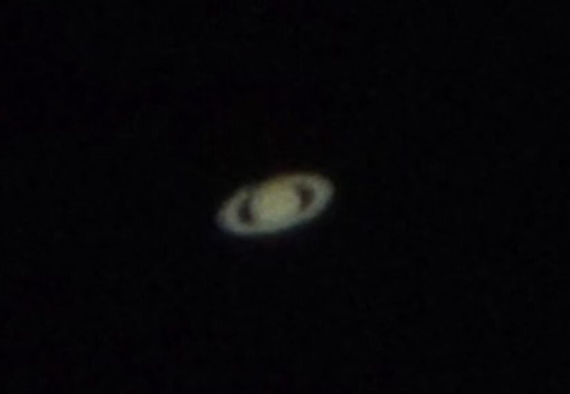 Satürn’ün basit teleskop ile elde edilmiş görüntüsü.
