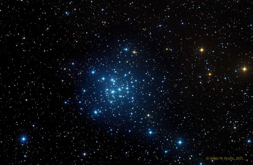 Messier 36 açık kümesi. İlk olarak 1654 yılından önce Giovanni Batista Hodierna tarafından keşfedilmiştir. Ardından, astronom Guillaume Le Gentil tarafından 1749 yılında bağımsız olarak yeniden keşfedilmiştir. Charles Messier, 1764 yılında gözlemi tekrarlayıp Messier kataloğuna dahil etmiştir.