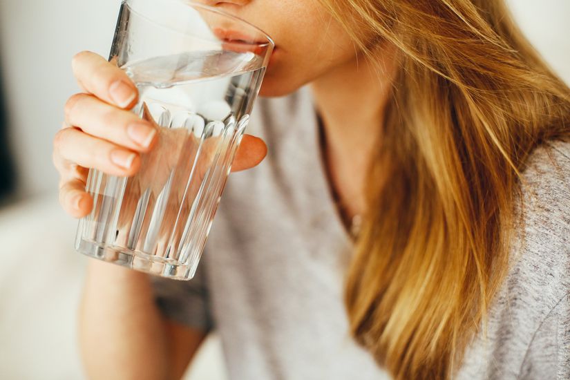 Hastalık, aşırı susama (polidipsi) ve sürekli su içilme haline sebep olur.