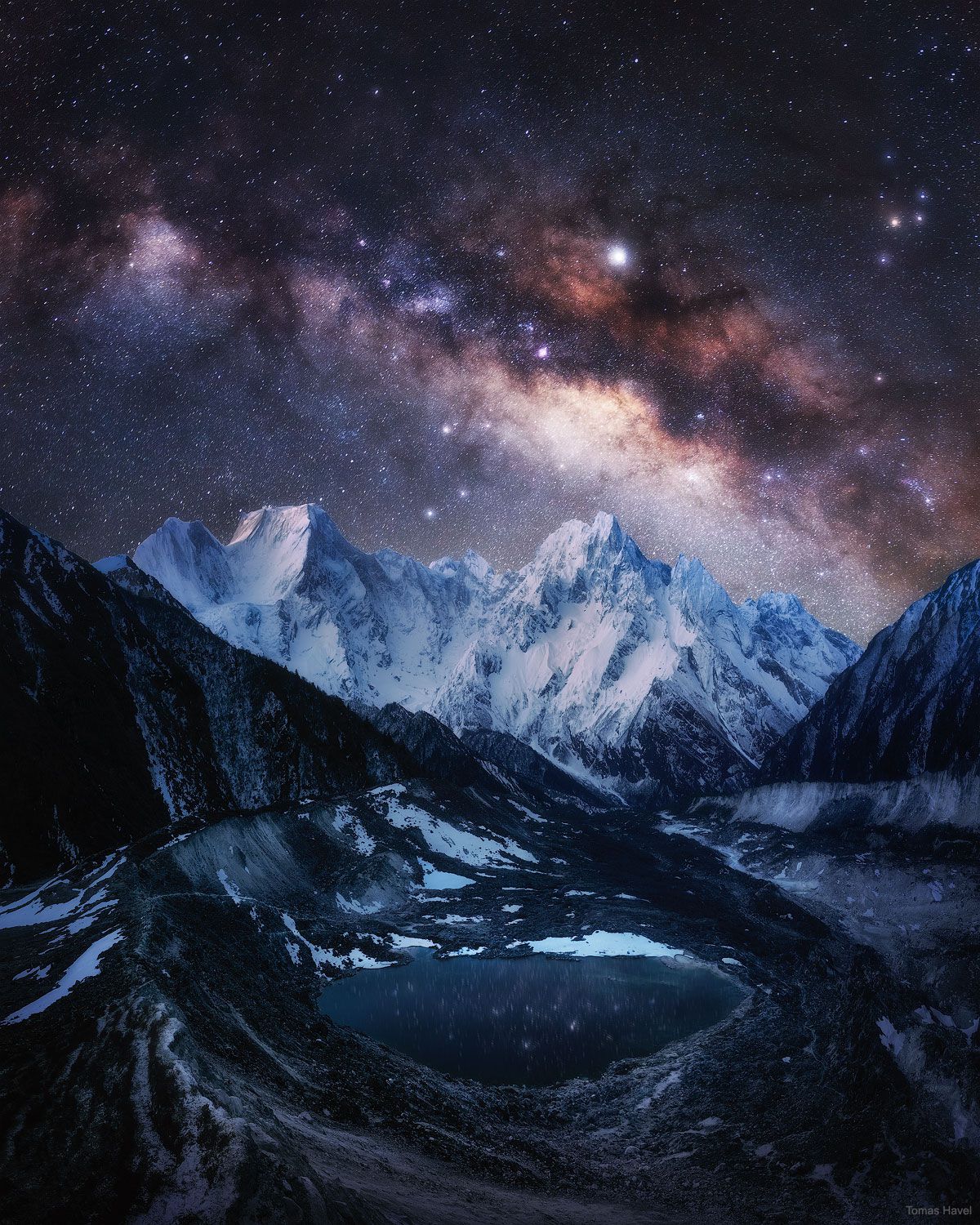 Karla Kaplı Himalayalar Üzerindeki Samanyolu