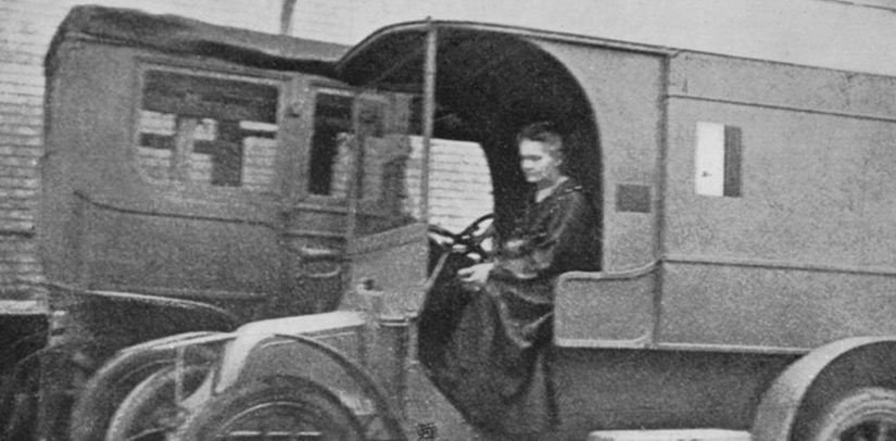 Marie Curie, o araçlardan birini sürerken...