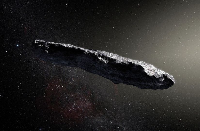 Bu izlenim, ilk yıldızlararası asteroidi gösteriyor: Oumuamua. Bu eşsiz nesne, 19 Ekim 2017'de Hawaii'deki Pan-STARRS 1 Teleskobu tarafından keşfedildi. Oumuamua yaklaşık 400 metre uzunluğunda, koyu kırmızı, oldukça uzun metalik veya kayalık bir nesne gibi görünmektedir ve Güneş sisteminde bulunan hiçbir şeye benzememektedir.