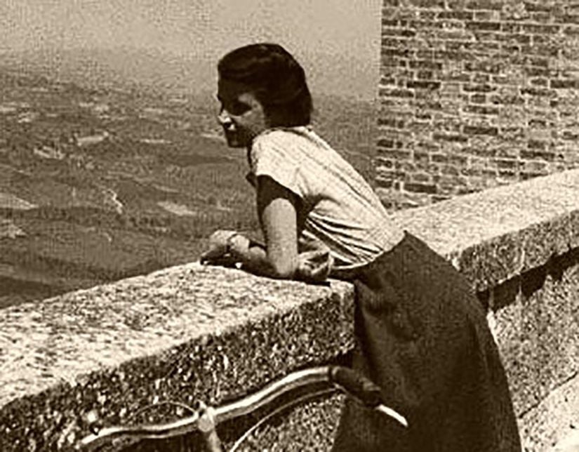 Yukarıdaki fotoğraf 1950 yılının bahar aylarında, arkadaşı Vittorio Luzzati tarafından Tuscan arazisinde çekilmiştir.